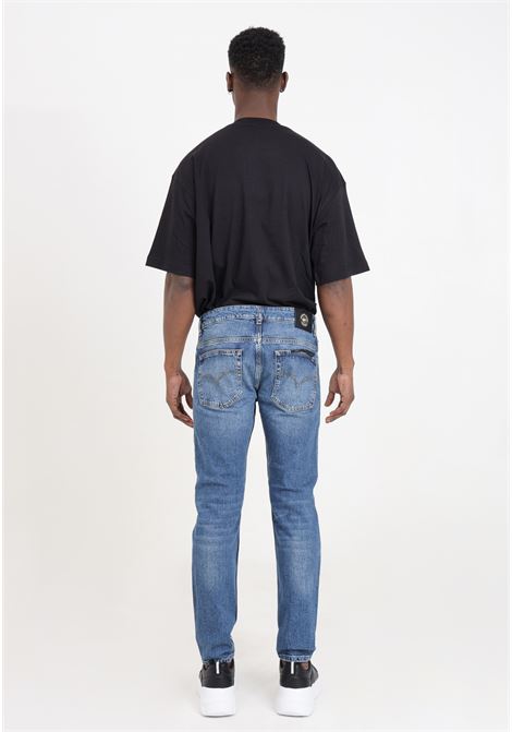 Jeans da uomo in denim indigo narrow dundee fit VERSACE JEANS COUTURE | 76GAB5D0CDW97904